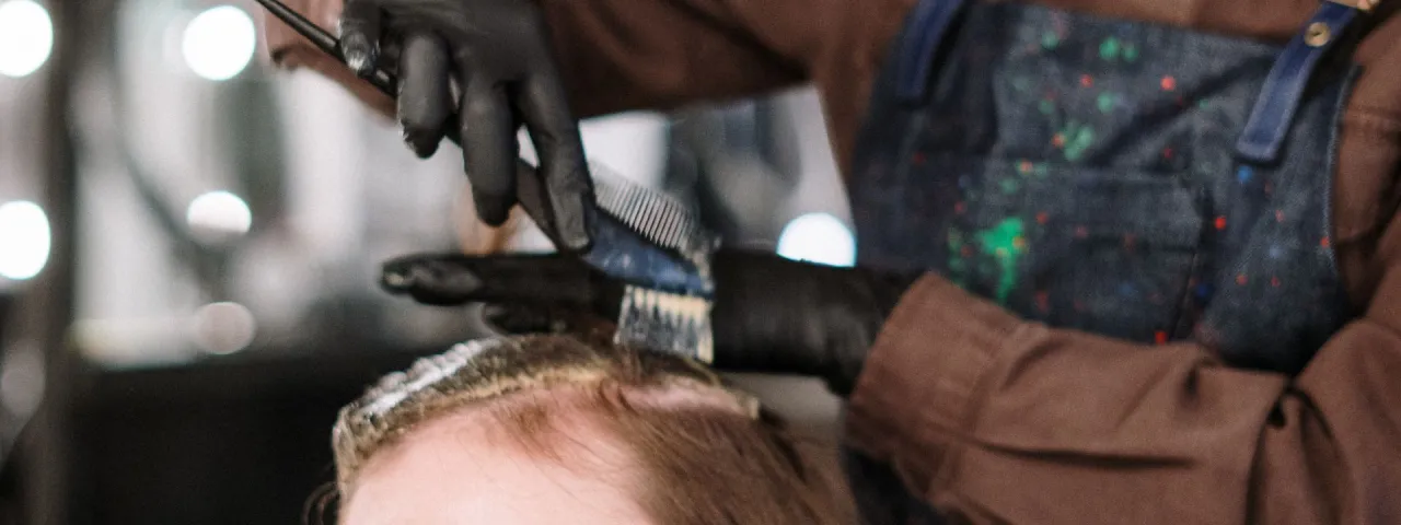 Trabajo del cabello con una herramienta de peinado