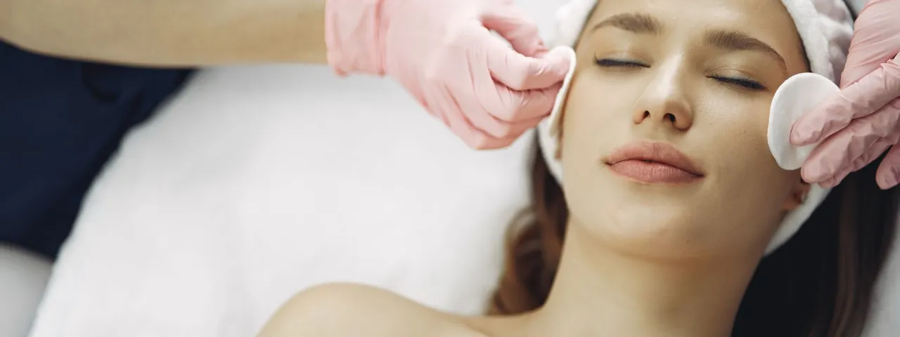 Aplicación de un cuidado facial cosmético en cabina