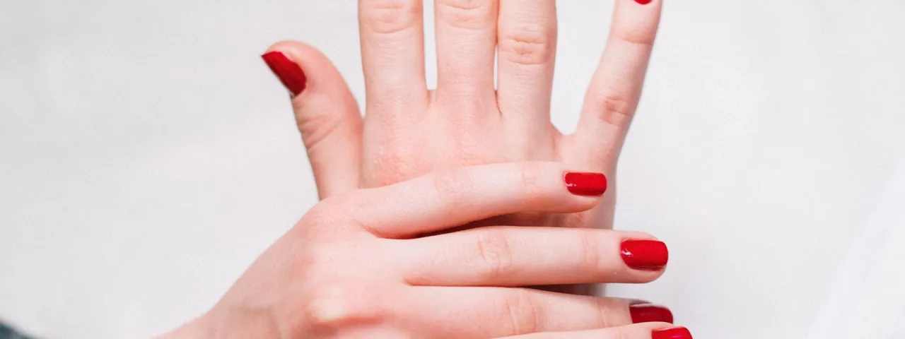 Manicura en rojo con acabado brillante