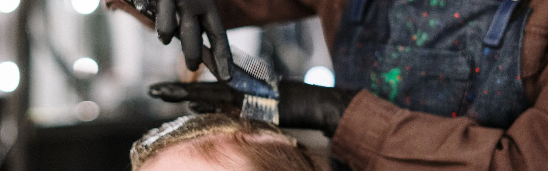 Trabajo del cabello con una herramienta de peinado