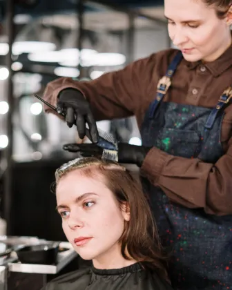 Trabajo del cabello con una herramienta de peinado