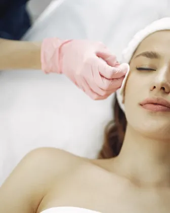 Aplicación de un cuidado facial cosmético en cabina