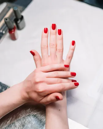 Manicura en rojo con acabado brillante