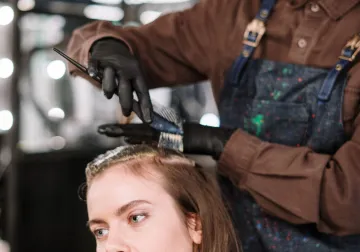 Trabajo del cabello con una herramienta de peinado