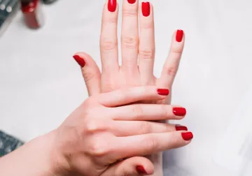Manicura en rojo con acabado brillante