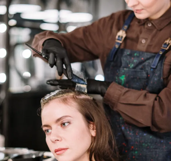 Trabajo del cabello con una herramienta de peinado