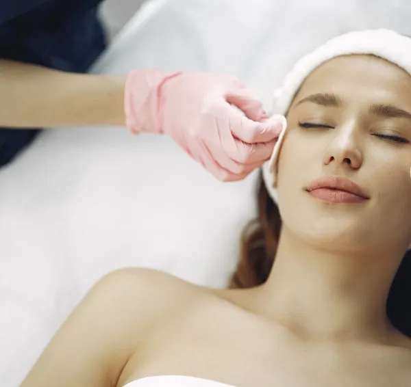Aplicación de un cuidado facial cosmético en cabina